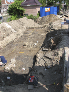 907717 Afbeelding van een klein archeologisch onderzoek op het sloopterrein van de voormalige bakkerij De Raad ...